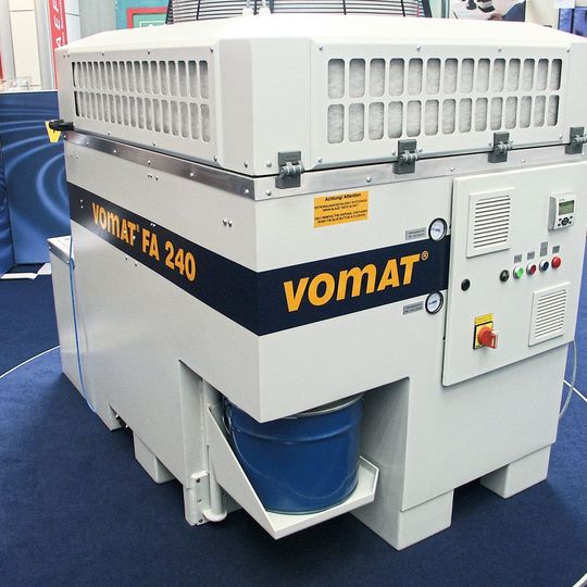 Vomat Feinstfilter-Anlagen gibt es in verschiedenen Baugrössen: wie etwa die FA 240 mit 240 Liter/Minute Durchflussmenge mit einer Baugrösse von L 1600 x B 1000 x H1200 mm. Die Kompaktheit hält den Transportaufwand gering, erleichtert Umbaumassnahmen und verschafft dem Werkzeugherstelller mehr Platz in der Halle. Vomat Feinstfilter-Anlagen gibt es in verschiedenen Baugrössen: wie etwa die FA 240 mit 240 Liter/Minute Durchflussmenge mit einer Baugrösse von L 1600 x B 1000 x H1200 mm. Die Kompaktheit hält den Transportaufwand gering, erleichtert Umbaumassnahmen und verschafft dem Werkzeugherstelller mehr Platz in der Halle.