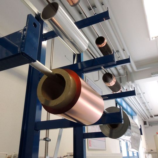 Die beschichteten Folien werden zu sogenannten Elektrodencoils aufgerollt. Diese Rollen sollen in Zukunft mit dem neuen Verfahren im Ganzen nachgetrocknet werden. Die beschichteten Folien werden zu sogenannten Elektrodencoils aufgerollt. Diese Rollen sollen in Zukunft mit dem neuen Verfahren im Ganzen nachgetrocknet werden.