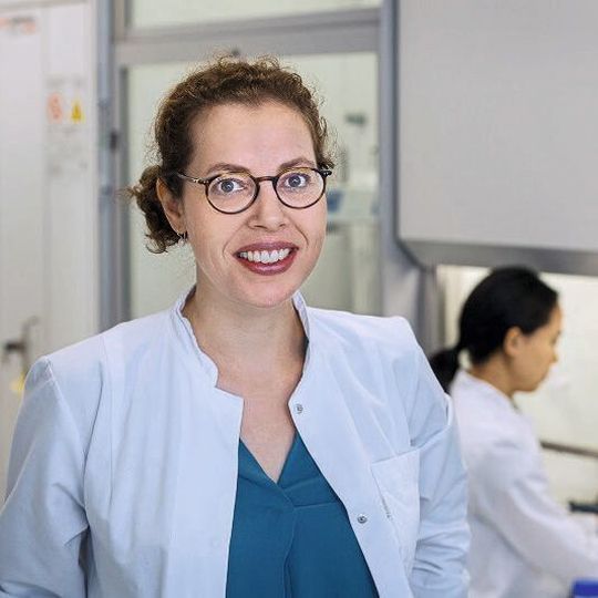 DZIF-Professorin Christina Zielinski in ihrem Labor an der Technischen Universität München. DZIF-Professorin Christina Zielinski in ihrem Labor an der Technischen Universität München.