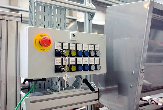 Bei einer modular aufgebauten Bandhärteanlage hat das Unternehmen Eisenmann Thermal Solutions erstmals sämtliche Bedien- und Meldegeräte in den Bedienstationen über Profisafe an die fehlersichere Steuerung angebunden. Bei einer modular aufgebauten Bandhärteanlage hat das Unternehmen Eisenmann Thermal Solutions erstmals sämtliche Bedien- und Meldegeräte in den Bedienstationen über Profisafe an die fehlersichere Steuerung angebunden.