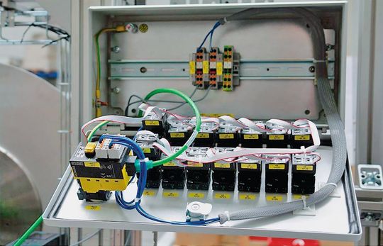 An das Interfacemodul für die Profinet-Kommunikation können bis zu 20 Geräte angeschlossen werden. Für das Einbinden eines Not-Halt-Tasters gibt es das fehlersichere Modul, das die fehlersichere Kommunikation über Profisafe ermöglicht.