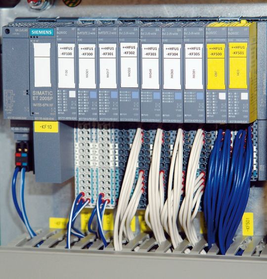 Die einzelnen Anlagenmodule besitzen eine dezentrale Peripherie Simatic ET 200SP von Siemens, die über Profinet oder Profisafe mit der zentralen Steuerung kommuniziert.