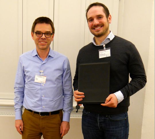 Dr. Pierre Stallforth vom Leibniz-Institut für Naturstoff-Forschung und Infektionsbiologie – Hans-Knöll-Institut (HKI) in Jena (rechts) bei der Preisübergabe durch den Vorsitzenden des Programmkomitees, Prof. Dr. Jörn Piel von der ETH Zürich (links). Dr. Pierre Stallforth vom Leibniz-Institut für Naturstoff-Forschung und Infektionsbiologie – Hans-Knöll-Institut (HKI) in Jena (rechts) bei der Preisübergabe durch den Vorsitzenden des Programmkomitees, Prof. Dr. Jörn Piel von der ETH Zürich (links).