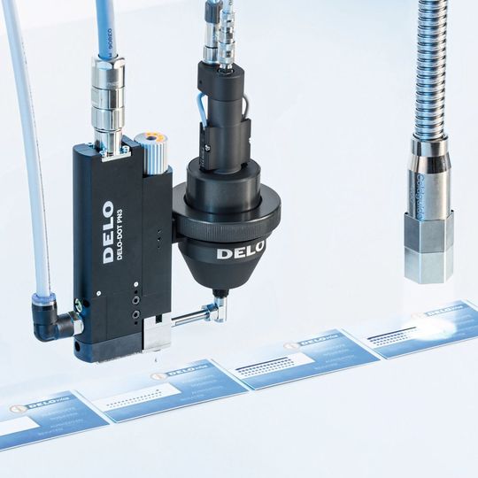 Das neue Jetventil Delo-Dot PN3 in der Systemlösung mit der Folienkartusche Delo Flexcap und der LED-Lampe Delolux 80. Das neue Jetventil Delo-Dot PN3 in der Systemlösung mit der Folienkartusche Delo Flexcap und der LED-Lampe Delolux 80.