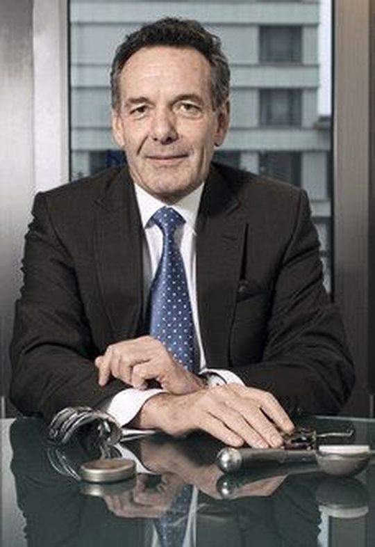 BVMed-Geschäftsführer und Vorstandsmitglied Joachim M. Schmitt: „Erfahrungen aus bereits bestehenden Endoprothesenregistern zeigen, dass bei Auffälligkeiten das Implantatversagen selbst die geringste Ursache darstellt. Es sollten daher auch Auswertungen der einzelnen Operationsergebnisse erfolgen, um Vorkommnisse in den medizinischen Einrichtungen frühzeitig zu erkennen und so Maßnahmen zur Qualitätsverbesserung abzuleiten.“ BVMed-Geschäftsführer und Vorstandsmitglied Joachim M. Schmitt: „Erfahrungen aus bereits bestehenden Endoprothesenregistern zeigen, dass bei Auffälligkeiten das Implantatversagen selbst die geringste Ursache darstellt. Es sollten daher auch Auswertungen der einzelnen Operationsergebnisse erfolgen, um Vorkommnisse in den medizinischen Einrichtungen frühzeitig zu erkennen und so Maßnahmen zur Qualitätsverbesserung abzuleiten.“