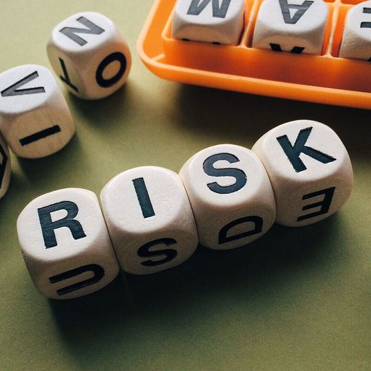 Im Seminar „Risikoermittlung in der Anlagensicherheit“ lernen Sie u.a. die gesetzlichen Grundlagen und Methoden für Gefahren-/Risikoanalysen kennen und erfahren mehr über „Funktionale Sicherheit“, die LOPA-Methode und weitere Planungsprozesse. Im Seminar „Risikoermittlung in der Anlagensicherheit“ lernen Sie u.a. die gesetzlichen Grundlagen und Methoden für Gefahren-/Risikoanalysen kennen und erfahren mehr über „Funktionale Sicherheit“, die LOPA-Methode und weitere Planungsprozesse.