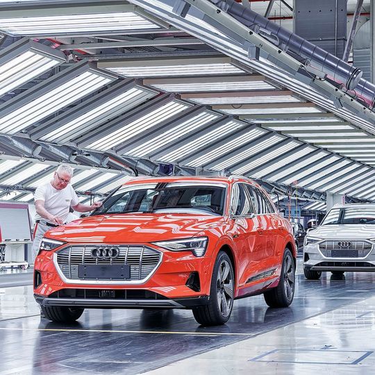 Weltweit müssen 7.000 E-Tron-Modelle überprüft werden. Weltweit müssen 7.000 E-Tron-Modelle überprüft werden.