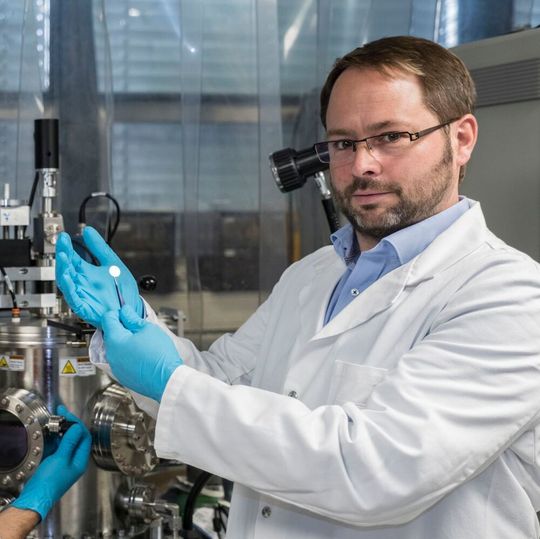 Stephan Bücheler stellt mit Hilfe von Dünnschichtmethoden Modellsysteme für die nächste Generation der Batterien her. Stephan Bücheler stellt mit Hilfe von Dünnschichtmethoden Modellsysteme für die nächste Generation der Batterien her.
