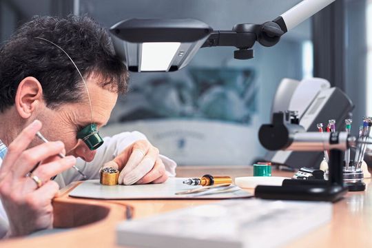 Gestängeleuchten wie die Taneo von Waldmann ermöglichen ein störungsfreies Sehen im Nahabstand von 40 bis 80 cm.