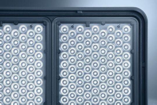 Der LED-Hallentiefstrahler Acaneo soll für eine homogene Ausleuchtung mit geringer Blendung sorgen. Er arbeitet auch bei staubiger, feuchter oder ölhaltiger Luft sowie bei Temperaturen über 70 °C.