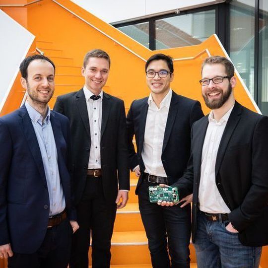 Das Gründerteam von m-bee: Arthur Singer, Christoph Dietrich, Nam Truong, Martin Sprehe (v.l.n.r.) Das Gründerteam von m-bee: Arthur Singer, Christoph Dietrich, Nam Truong, Martin Sprehe (v.l.n.r.)