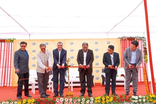 Naveem Gautam, Mitglied der Geschäftsleitung Elektronik und verantwortlich für das Elektronikgeschäft von Hella in Indien (3. v. li.), eröffnete das neue Elektronikwerk im indischen Mehsana.