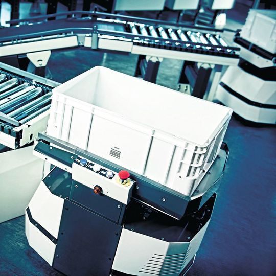 Die autonomen Open Shuttles von Knapp machen Transportaufgaben innerhalb des Lagers flexibel und einfach. Die autonomen Open Shuttles von Knapp machen Transportaufgaben innerhalb des Lagers flexibel und einfach.