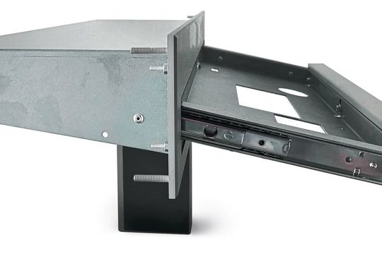 Der Auszug der Tastaturschublade ist um 12° geneigt und soll für den Anwender einen angenehmen Eingabewinkel schaffen. Der Auszug der Tastaturschublade ist um 12° geneigt und soll für den Anwender einen angenehmen Eingabewinkel schaffen.
