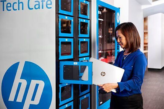 HP mira a semplificare il supporto IT con la soluzione self-service Tech Café Market. Include un sistema di armadietto intelligente per le riparazioni e macchine di distribuzione per accessori e materiali di consumo.