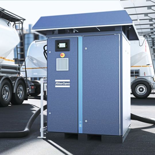 Die neuen ZE-3-Niederdruckkompressoren von Atlas Copco eignen sich zum Entladen von Schüttgut aus Lkw-Tanks sowie für andere Förderzwecke. Die neuen ZE-3-Niederdruckkompressoren von Atlas Copco eignen sich zum Entladen von Schüttgut aus Lkw-Tanks sowie für andere Förderzwecke.