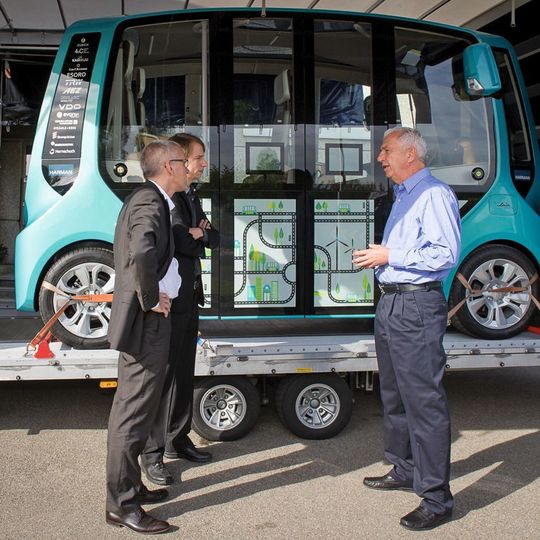 Völlig neues Mobilitätskonzept, es steht allen Verkehrsteilnehmern offen, die eine Transportmöglichkeit suchen. Potentielle Mitfahrer müssen lediglich ihr Fahrziel in eine App eingeben, den Rest erledigt die ‚urbanSWARM‘ Community mittels Cloud-Technologie. Völlig neues Mobilitätskonzept, es steht allen Verkehrsteilnehmern offen, die eine Transportmöglichkeit suchen. Potentielle Mitfahrer müssen lediglich ihr Fahrziel in eine App eingeben, den Rest erledigt die ‚urbanSWARM‘ Community mittels Cloud-Technologie.