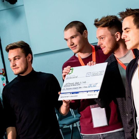 Botfriends sicherte sich beim Innovation Safari Hackathon den Scheck über 1.000 Euro. Botfriends sicherte sich beim Innovation Safari Hackathon den Scheck über 1.000 Euro.