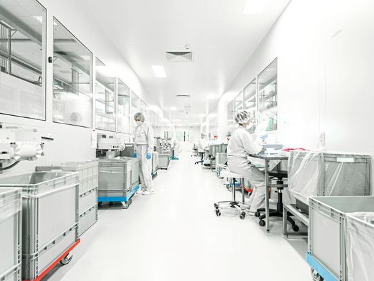 Reinraumproduktion bei Riegler am Standort Mühltal: In insgesamt zehn Reinräumen der ISO-Klasse 7 an drei Standorten werden Systeme für die Diagnostik, Medizintechnik- und Pharmabranche produziert. Reinraumproduktion bei Riegler am Standort Mühltal: In insgesamt zehn Reinräumen der ISO-Klasse 7 an drei Standorten werden Systeme für die Diagnostik, Medizintechnik- und Pharmabranche produziert.
