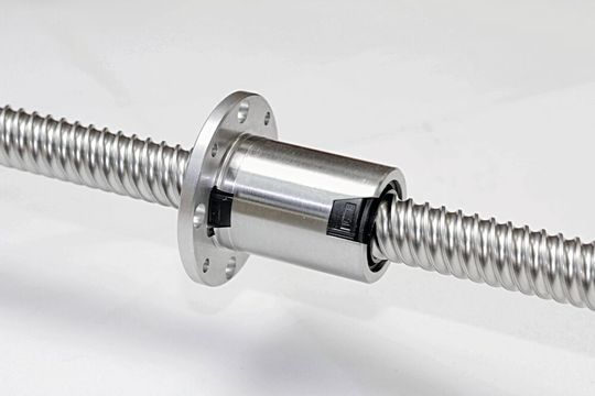 Der Kugelgewindetrieb Carry Typ KGE 16×16 MSX mit integriertem Hochleistungskunststoff in der Kugelrückführung soll die aggressive Umwelt im Weltall funktionssicher, korrosions- und verschleissfrei überstehen.