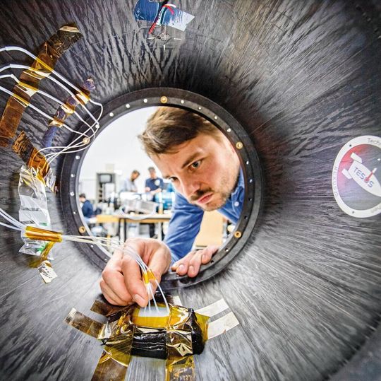 Ralf Engelhardt kontrolliert die faseroptischen Sensoren des Raketenmoduls. Ralf Engelhardt kontrolliert die faseroptischen Sensoren des Raketenmoduls.