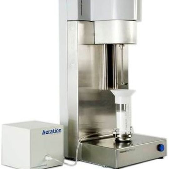 Der uniaxiale Pulvertester von Freeman eignet sich zur einfachen und sensitiven Pulvercharakterisierung. Der uniaxiale Pulvertester von Freeman eignet sich zur einfachen und sensitiven Pulvercharakterisierung.