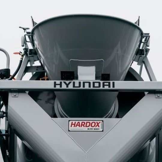 Vor zwei Jahren entschied Hyundai Motor in Südkorea, bei der Produktion seiner fahrbaren Betonmischer statt Standardstahl nur noch Hardox verschleiß- und abriebfesten Stahl von SSAB einzusetzen. Vor zwei Jahren entschied Hyundai Motor in Südkorea, bei der Produktion seiner fahrbaren Betonmischer statt Standardstahl nur noch Hardox verschleiß- und abriebfesten Stahl von SSAB einzusetzen.