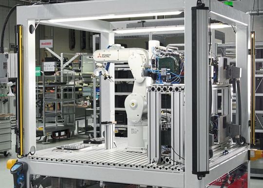 Mitsubishi Electric bietet eine Vielzahl an Sicherheitsinnovationen, wie die Safety-Option Melfa Safe Plus II. Mitsubishi Electric bietet eine Vielzahl an Sicherheitsinnovationen, wie die Safety-Option Melfa Safe Plus II.