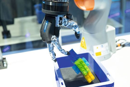 Dank Künstlicher Intelligenz ist es der Schunk SVH 5-Fingerhand möglich, beliebige Objekte in beliebiger Lage zu identifizieren und autonom entsprechende Greifstrategien zu entwickeln und anzuwenden. Dank Künstlicher Intelligenz ist es der Schunk SVH 5-Fingerhand möglich, beliebige Objekte in beliebiger Lage zu identifizieren und autonom entsprechende Greifstrategien zu entwickeln und anzuwenden.