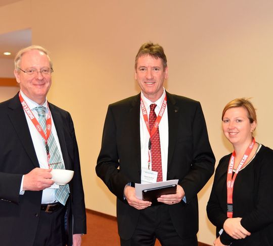 Das ELEKTRONIKPRAXIS Team begrüßte die Teilnehmer des ersten Praxisforum Blockchain (v.l.n.r. Richard Oed, Johann Wiesböck, Catharina Hille) Das ELEKTRONIKPRAXIS Team begrüßte die Teilnehmer des ersten Praxisforum Blockchain (v.l.n.r. Richard Oed, Johann Wiesböck, Catharina Hille)
