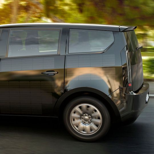 Sono Motors hat das Außendesign des Elektroautos Sion vollendet. Neben optischen Veränderungen am Heck sind nun vor allem die Solarzellen kaum noch sichtbar in die Außenhaut integriert. Sono Motors hat das Außendesign des Elektroautos Sion vollendet. Neben optischen Veränderungen am Heck sind nun vor allem die Solarzellen kaum noch sichtbar in die Außenhaut integriert.