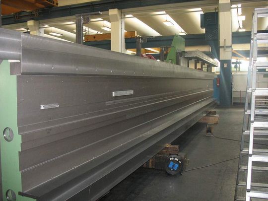 12 m langer Querbalken für eine Werkzeugmaschine. Nach der Fertigung im Handformgussverfahren wird er auf einer Langfräsanlage auf Endmaß gebracht. Bilder: Meuselwitz 12 m langer Querbalken für eine Werkzeugmaschine. Nach der Fertigung im Handformgussverfahren wird er auf einer Langfräsanlage auf Endmaß gebracht. Bilder: Meuselwitz