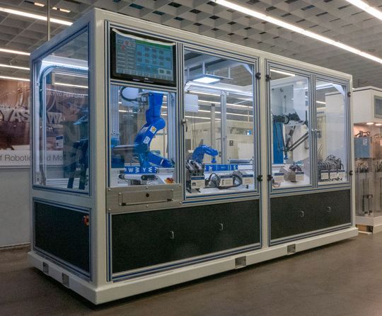 Die Singular-Control-Lösung von Yaskawa ermöglicht es, Roboter, Servoantriebe, Frequenzumrichter und I/O’s über einen einzigen Controller zu steuern. Die Voraussetzung dafür schafft die Maschinen-Kompaktsteuerung MP3300iec RBT. Die Singular-Control-Lösung von Yaskawa ermöglicht es, Roboter, Servoantriebe, Frequenzumrichter und I/O’s über einen einzigen Controller zu steuern. Die Voraussetzung dafür schafft die Maschinen-Kompaktsteuerung MP3300iec RBT.