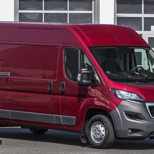 Peugeot Boxer, Citroën Jumper oder Fiat Ducato – welches Modell es auch ist, die Basis ist letztlich die gleiche, weil die Herseller FCA und PSA bei leichten Nutzfahrzeugen kooperieren. Peugeot Boxer, Citroën Jumper oder Fiat Ducato – welches Modell es auch ist, die Basis ist letztlich die gleiche, weil die Herseller FCA und PSA bei leichten Nutzfahrzeugen kooperieren.