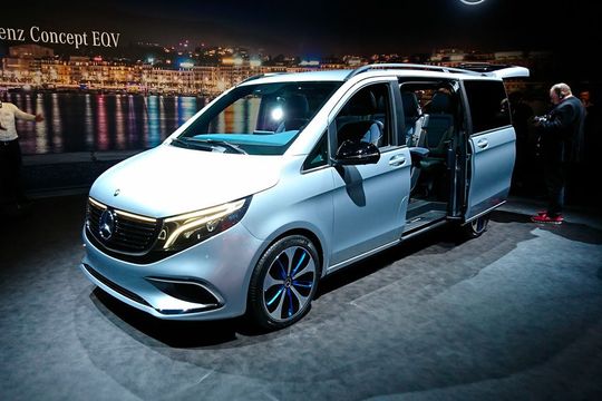 Der von der V-Klasse abgeleitete EQV feiert auf dem Genfer Autosalon als seriennahes Konzeptauto seine Premiere. Der von der V-Klasse abgeleitete EQV feiert auf dem Genfer Autosalon als seriennahes Konzeptauto seine Premiere.