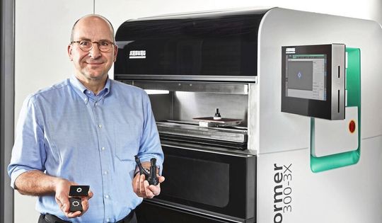 Als Praxisbeispiel produziert und prüft die Turnkey-Anlage rund um einen Freeformer 300-3X individualisierte Greifer-Varianten für Schachfiguren. Als Praxisbeispiel produziert und prüft die Turnkey-Anlage rund um einen Freeformer 300-3X individualisierte Greifer-Varianten für Schachfiguren.