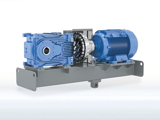 Die neuen 2-stufigen Kegelstirnradgetriebe Maxxdrive XT wurden speziell für Anwendungen optimiert, in denen geringe Übersetzungen in Kombination mit hohen Leistungen gefragt sind. Die neuen 2-stufigen Kegelstirnradgetriebe Maxxdrive XT wurden speziell für Anwendungen optimiert, in denen geringe Übersetzungen in Kombination mit hohen Leistungen gefragt sind.