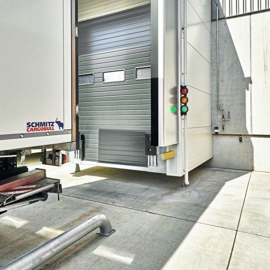 Die elektronische Andockhilfe DAP von Hörmann unterstützt mithilfe von LED-Signalleuchten den Fahrer des Lkw beim Heranfahren an die Verladestation, wodurch der Lkw präzise, schnell und sicher andocken kann. Die elektronische Andockhilfe DAP von Hörmann unterstützt mithilfe von LED-Signalleuchten den Fahrer des Lkw beim Heranfahren an die Verladestation, wodurch der Lkw präzise, schnell und sicher andocken kann.
