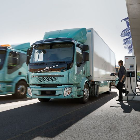 Volvo Trucks hat erste Lkw einer Vorserie mit Elektroantrieb an seine Kunden ausgeliefert. Volvo Trucks hat erste Lkw einer Vorserie mit Elektroantrieb an seine Kunden ausgeliefert.