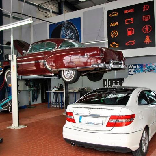 Auch wenn sich beim Gros der Betriebe im Kfz-Gewerbe fast alles um „neue“ Fahrzeug dreht: Young- und Oldtimer gewinnen mehr und mehr an Bedeutung. Auch wenn sich beim Gros der Betriebe im Kfz-Gewerbe fast alles um „neue“ Fahrzeug dreht: Young- und Oldtimer gewinnen mehr und mehr an Bedeutung.