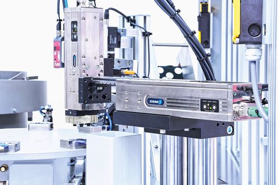 Die Ansteuerung der ELP-Linearmodule erfolgt über digitale I/O. Die Geschwindigkeit kann unmittelbar an der Achse eingestellt werden. Den Rest übernimmt die Auto-Learn-Funktion.