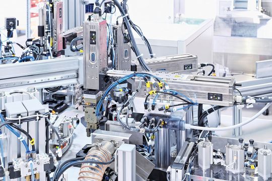 Die ELP-Linearmodule von Schunk bauen sehr kompakt. In dieser Dichtheitsprüfanlage zählen zudem Geschwindigkeit und Präzision.