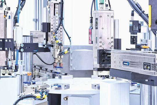 Das Modulprogramm für die Hochleistungsmontage von Schunk umfasst Greifer, Schwenkeinheiten, Linearachsen, ein umfangreiches Säulenaufbausystem sowie allerhand Zubehör.