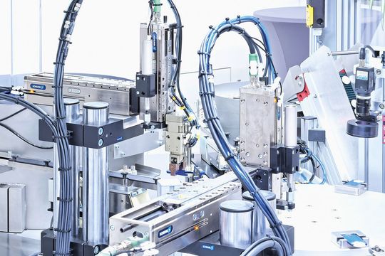 Mit dem ausgeklügelten Säulenaufbausystem von Schunk kann LMZ bei minimalem Konstruktions- und Montageaufwand Pick-&-Place-Einheiten, Portalsysteme oder komplette Funktionsbaugruppen aufbauen.