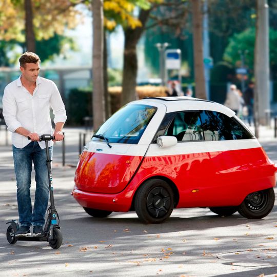 Elektrischer Kabinenroller im Isetta-Look: der Large Micro Merlin X41 von Micro Mobility Systems. Elektrischer Kabinenroller im Isetta-Look: der Large Micro Merlin X41 von Micro Mobility Systems.