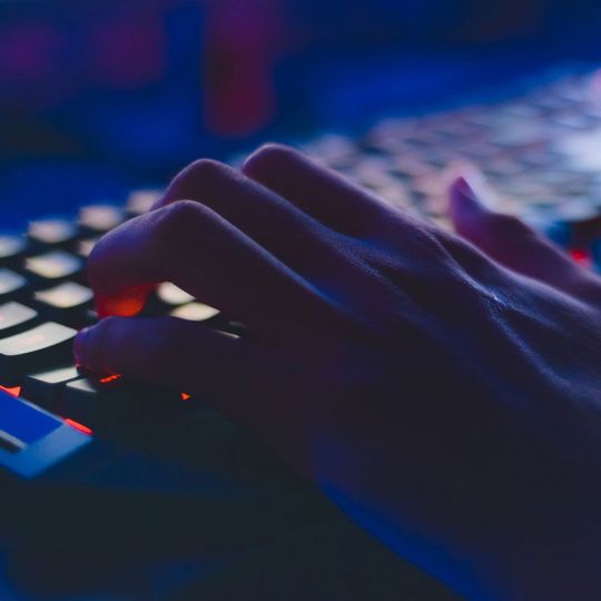 Cyberkriminelle setzten 2018 vermehrt auf Kryptojacking. Mehr als die Hälfte der Cyberangriffe waren keine Malware-basierten Angriffe mehr, dafür ist die Zahl der Attacken auf geschäftliche E-Mail-Adressen gestiegen. Cyberkriminelle setzten 2018 vermehrt auf Kryptojacking. Mehr als die Hälfte der Cyberangriffe waren keine Malware-basierten Angriffe mehr, dafür ist die Zahl der Attacken auf geschäftliche E-Mail-Adressen gestiegen.