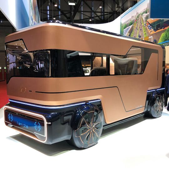 Der E-Go Lux ist ein autonomes Elektro-Shuttle für bis zu 15 Personen. Der E-Go Lux ist ein autonomes Elektro-Shuttle für bis zu 15 Personen.