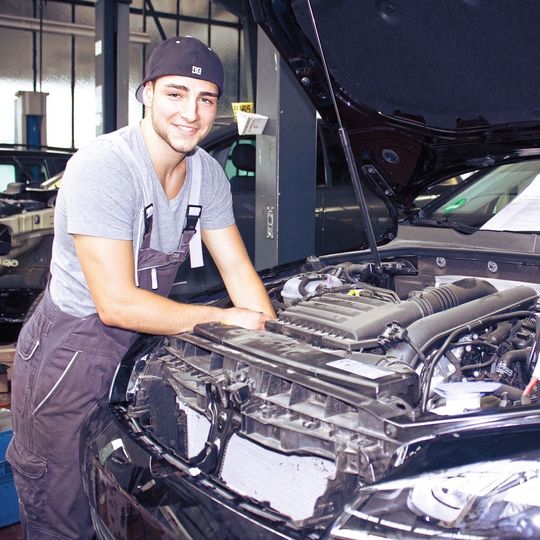 Der ZDK will wissen, wie zufrieden Azubis und Ausbilder mit der Ausbildung sind. Der ZDK will wissen, wie zufrieden Azubis und Ausbilder mit der Ausbildung sind.
