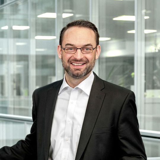 Christian Senger ist seit dem 1. März 2019 Markenvorstand für das neu geschaffene Ressort Digital Car & Services bei Volkswagen Pkw. Zudem übernimmt der 44-Jährige in Personalunion die Konzernfunktion Leiter Digital Car & Services. Christian Senger ist seit dem 1. März 2019 Markenvorstand für das neu geschaffene Ressort Digital Car & Services bei Volkswagen Pkw. Zudem übernimmt der 44-Jährige in Personalunion die Konzernfunktion Leiter Digital Car & Services.
