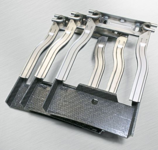 Mit einer neuartigen, industrietauglichen Fügezange, die am Fraunhofer-IWS entwickelt wurde, lassen sich hybride Leichtbaukonstruktionen aus Metall- und Kunststoffkomponenten nun mithilfe einer alternativen Montagemethode miteinander kombinieren. In Halle 19 präsentieren die IWS-Experten diese Neuheit auf der Hannover Messe 2019. Mit einer neuartigen, industrietauglichen Fügezange, die am Fraunhofer-IWS entwickelt wurde, lassen sich hybride Leichtbaukonstruktionen aus Metall- und Kunststoffkomponenten nun mithilfe einer alternativen Montagemethode miteinander kombinieren. In Halle 19 präsentieren die IWS-Experten diese Neuheit auf der Hannover Messe 2019.